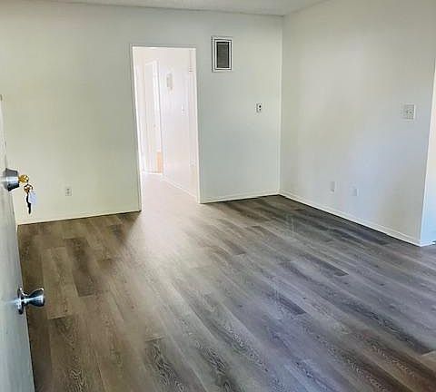 2nd image of 537 N El Molino Ave APT 13
