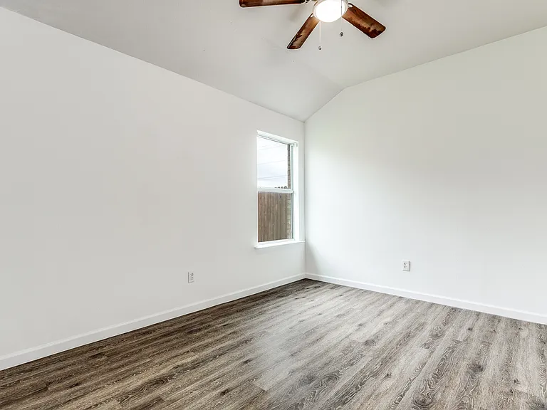 311 Charleston Dr — Photo 16