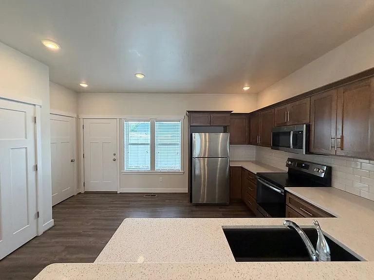 915 N Western Ave — Photo 11