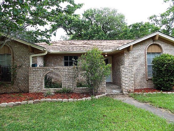 4th image of 430 Magnolia Ln