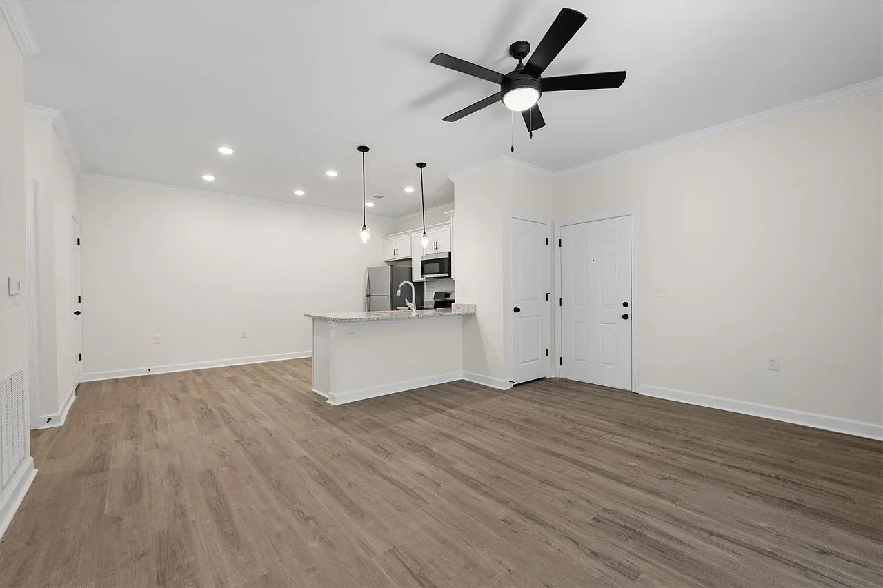 2 bed, 1052 sqft, $1,095 — Photo 3