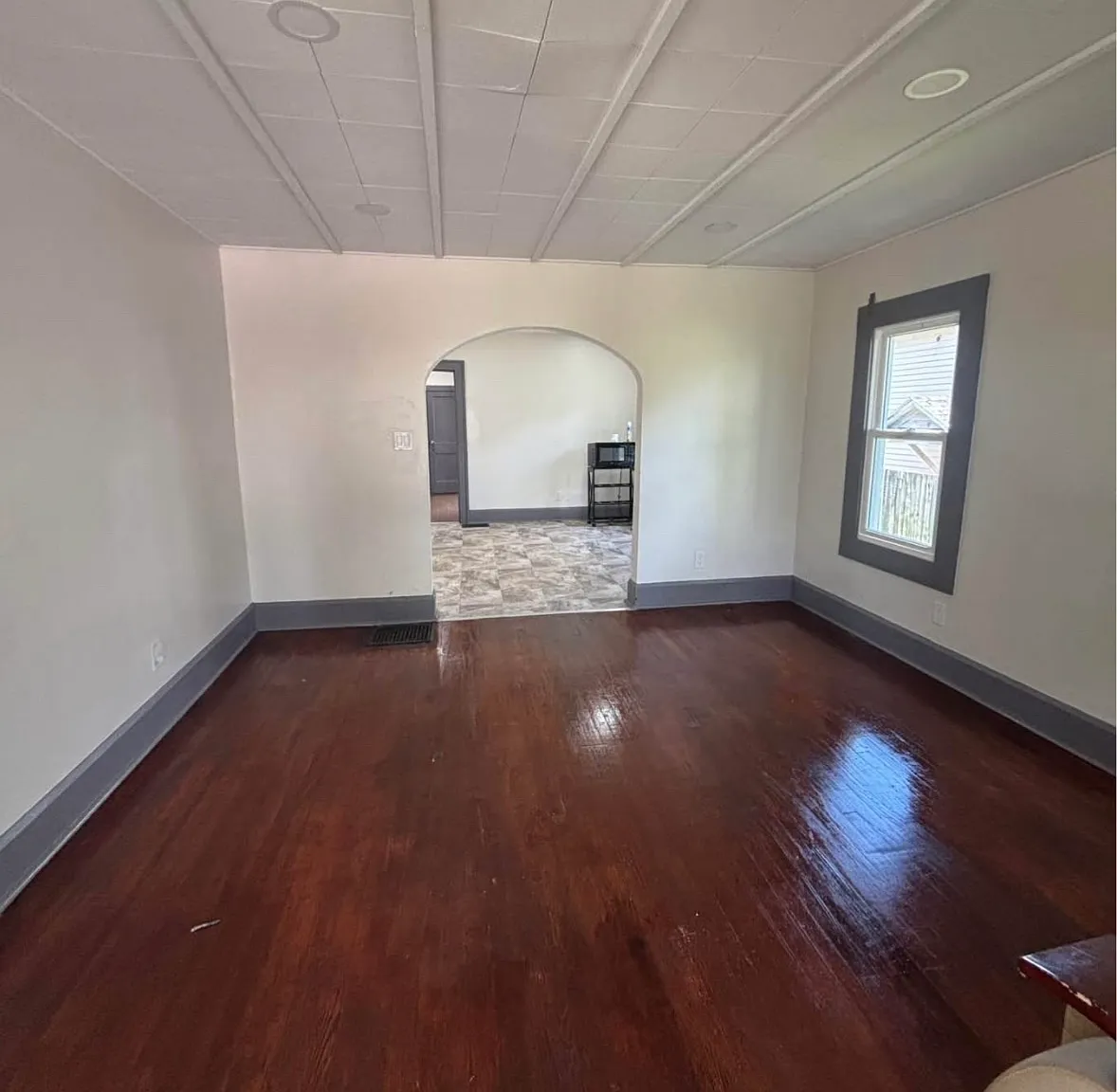 3 bed, 2340 sqft, $1,000 — Photo 2