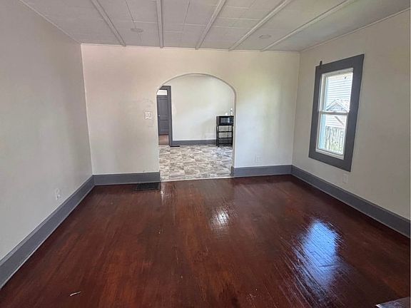 2nd image of 822 W 7th St