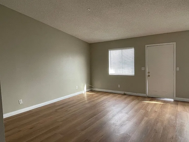 21213 89th St — Photo 3