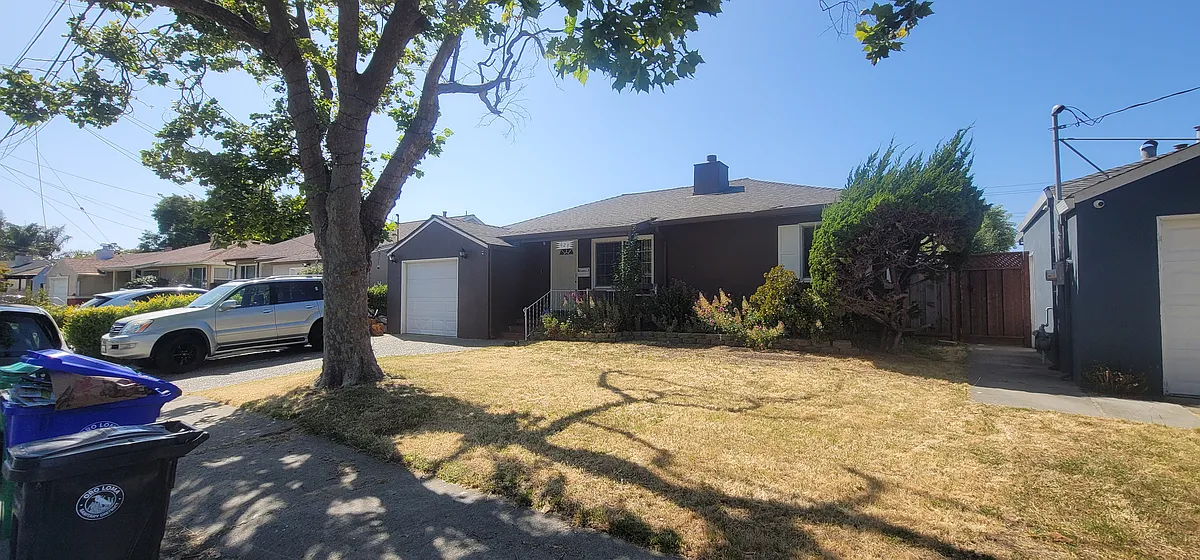 Side view of house. - 627 Via Alamo