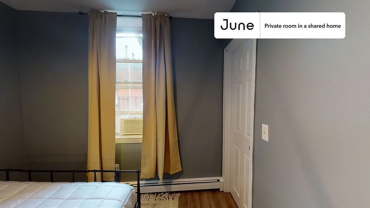 Queen bedroom in 3 bed/1 bath home in North End #471 C — Photo 4