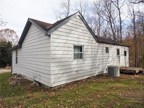 3rd image of 1923 Yates St
