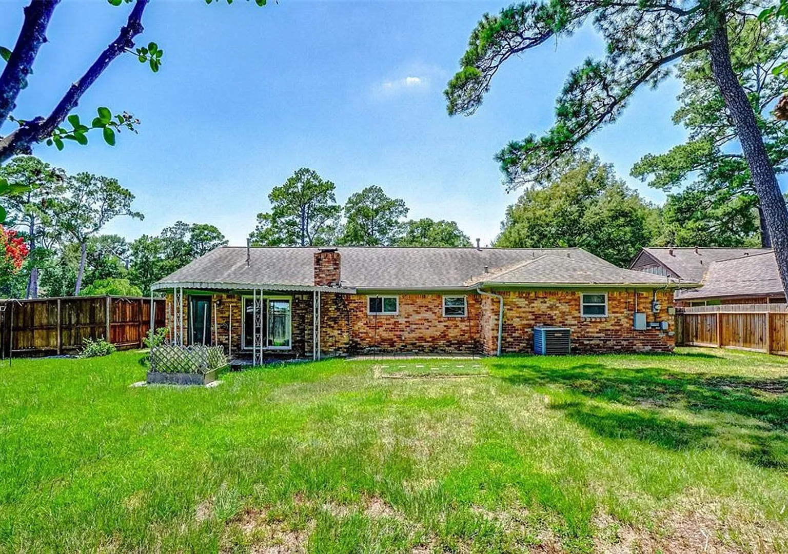 Very attractive home on large corner lot. — Photo 1