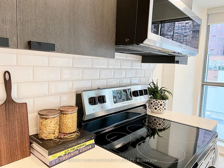 375 King St W #402 — Photo 6