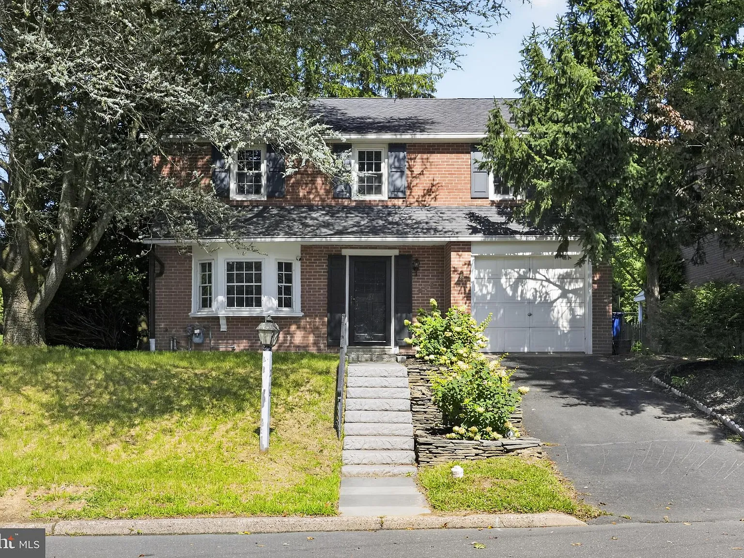 3 bed, 1.5 bath, 1728 sqft, $3,200 — Photo 1