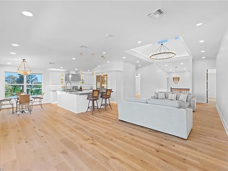 1836 Harbor Ln — Photo 8