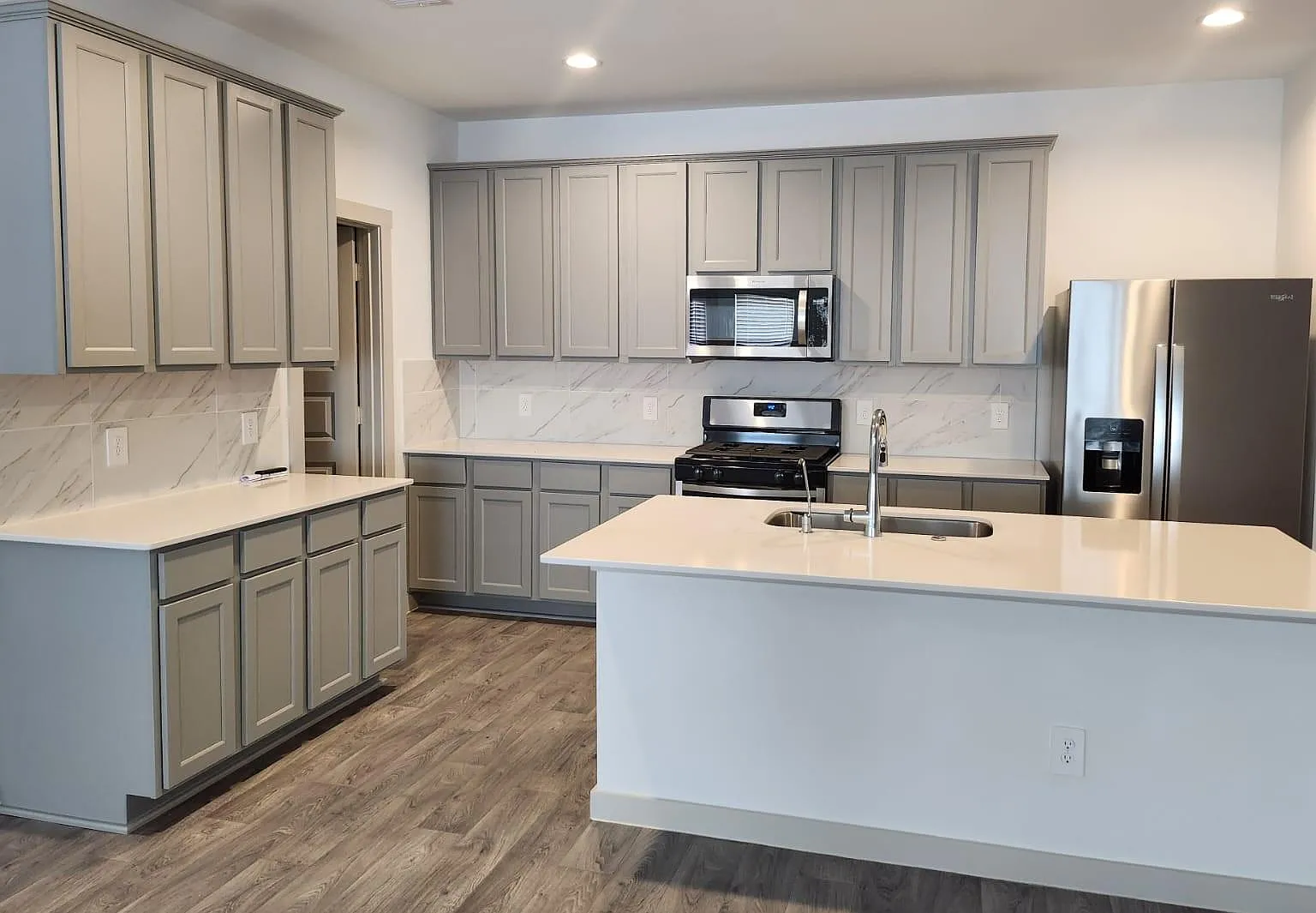 4 bed, 2.0 bath, 2408 sqft, $2,450 — Photo 2