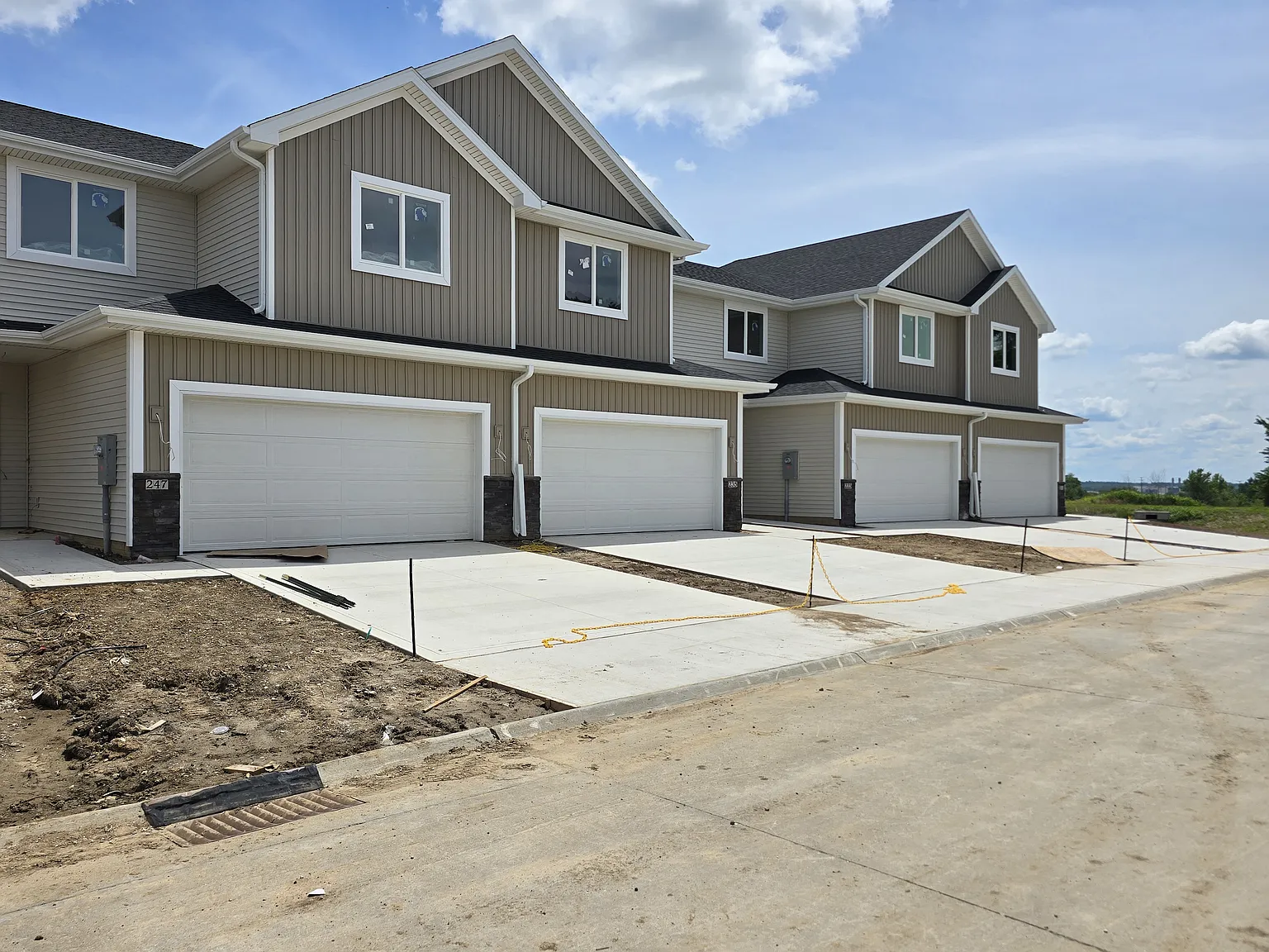 4 bed, 2.5 bath, 1708 sqft, $2,050 — Photo 1