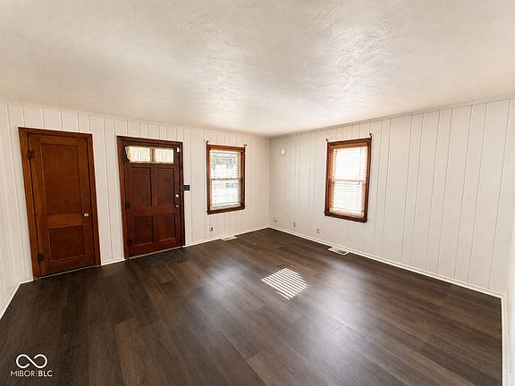 4th image of 208 E 35th St