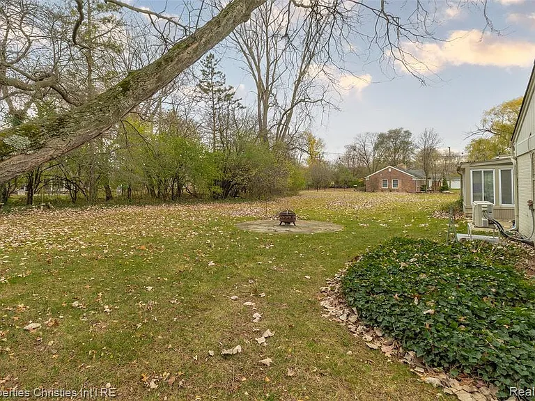 16219 Elizabeth St — Photo 27