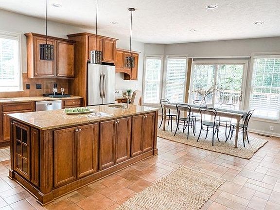 3rd image of 9856 Macdonald Dr
