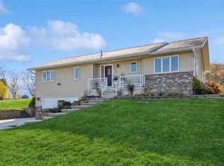 216 Hillcrest Dr NE, Solon, IA