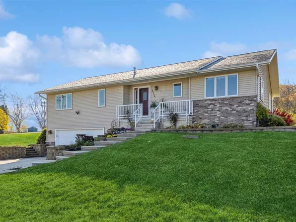 216 Hillcrest Dr NE, Solon, IA 52333
