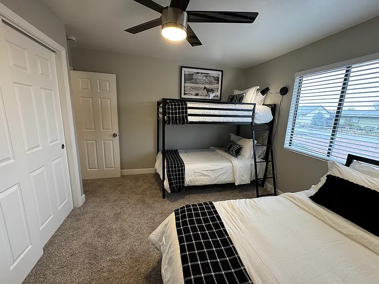 3732 N Taylor Dr — Photo 84