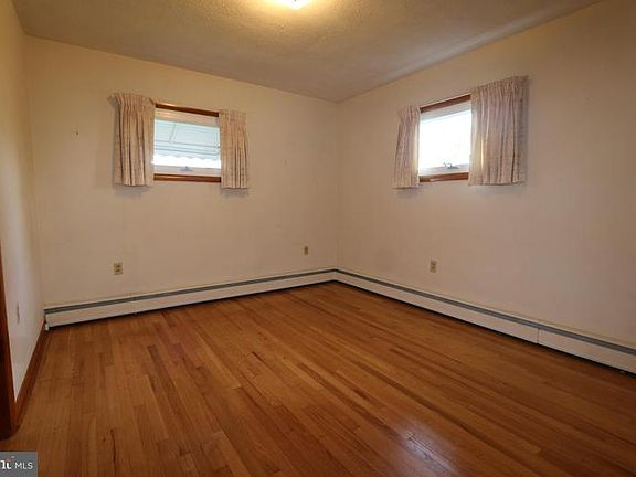 5th image of 20018 Sheridan Ave