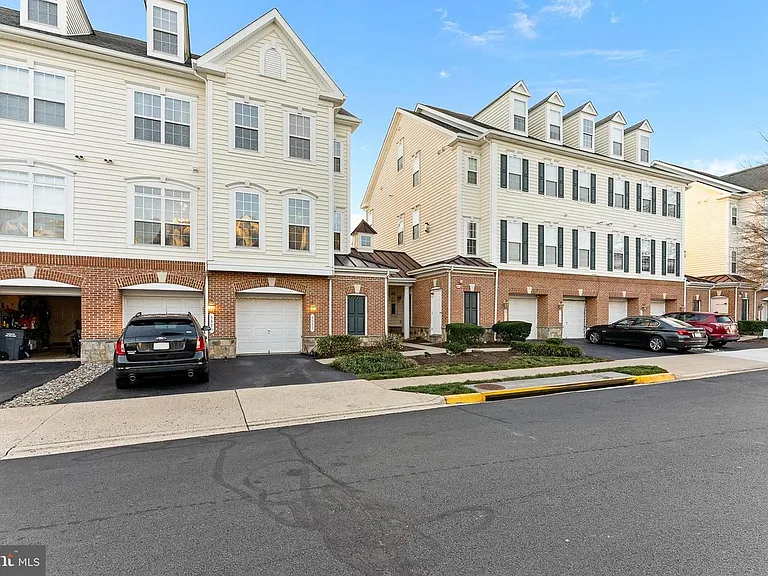 6827 Hampton Bay Ln — Photo 1