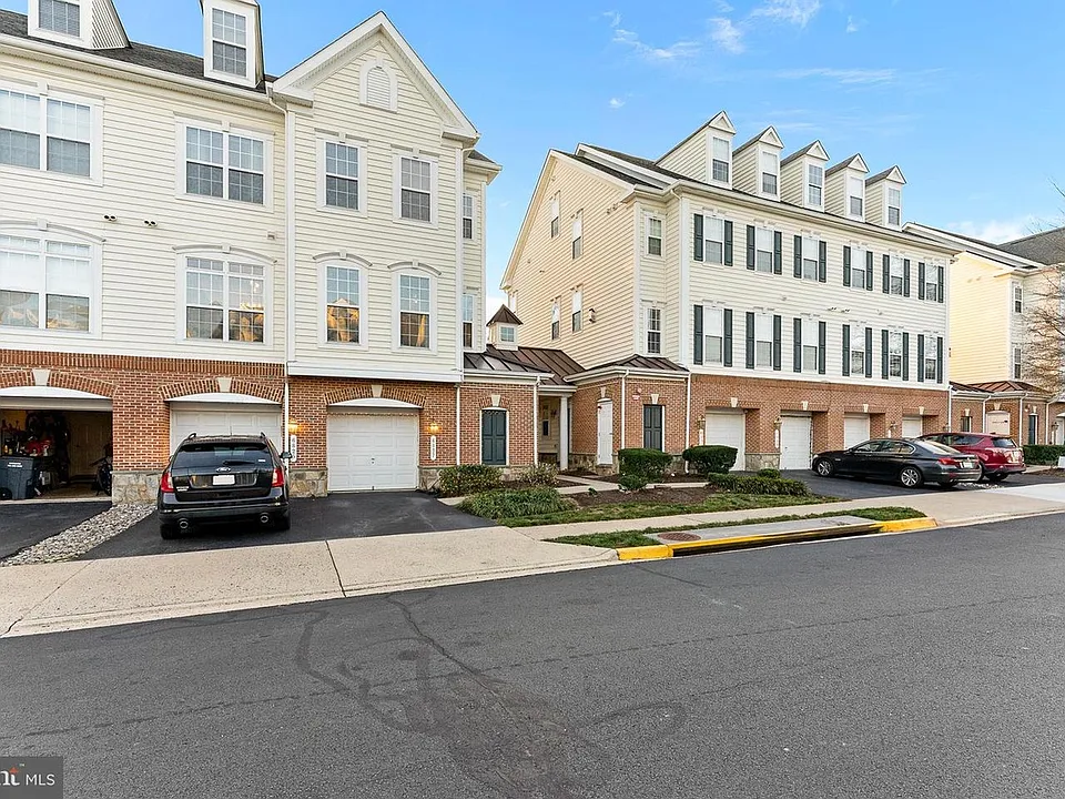 6827 Hampton Bay Ln