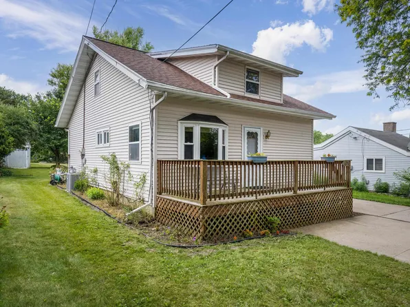 3373 Lake Dr, Hartford, WI 53027