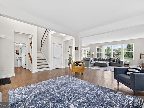 5th image of 302 Hidden Meadow Dr