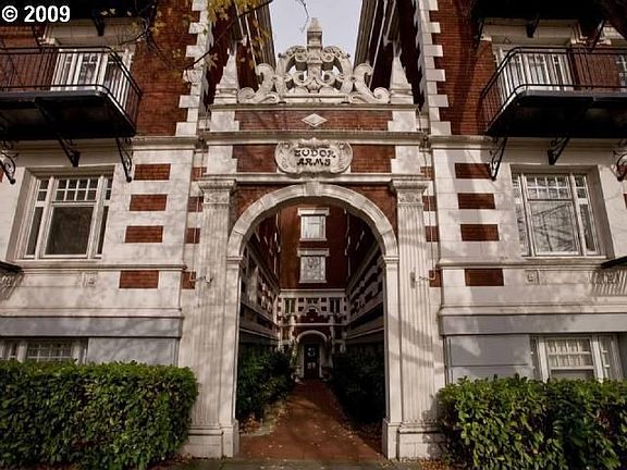 Front entrance to Tudor Arms