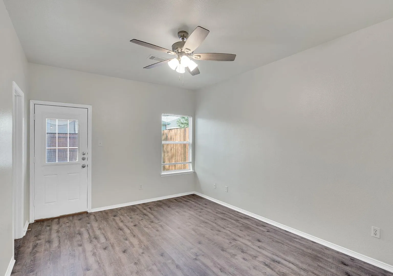 990 Sierra Vista Ct — Photo 3