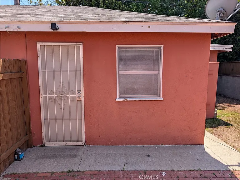 6220 1/2 S Fairfax Ave — Photo 2