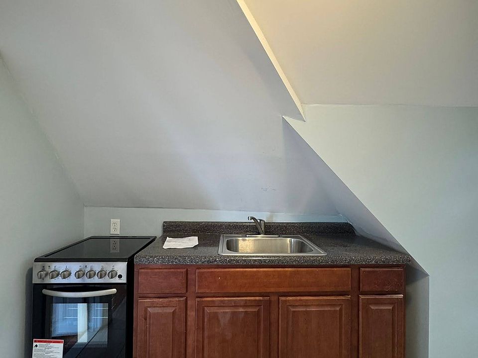 1st image of 921 S 17th St Floor 3