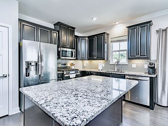 5th image of 221 Clearwood Dr