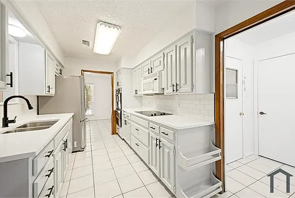 4 bed, 1576 sqft, $3,429 — Photo 3
