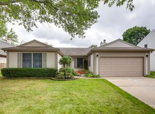 5 Bedford Dr, Vernon Hills, IL 60061