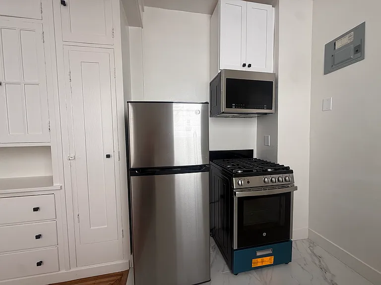2245 Larkin St #6 — Photo 3
