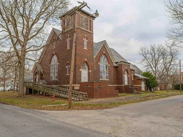 150 NW 3rd St, De Land, IL 61839