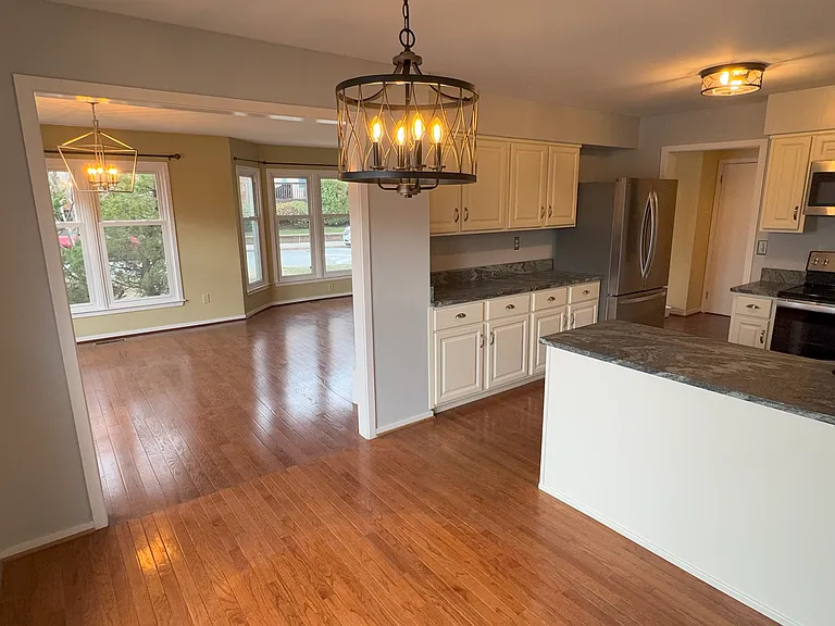Eat-in kitchen
