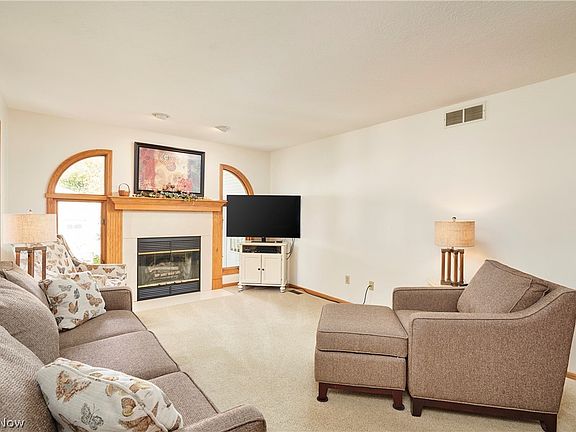4th image of 581 Woodhaven Dr