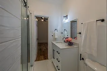 302 E Adams St — Photo 12