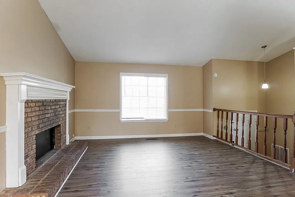 3 bed, 2.0 bath, 1224 sqft, $2,180 — Photo 4
