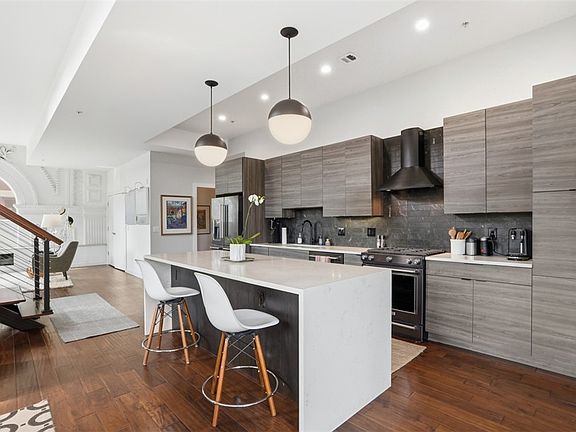 3rd image of 2132 Sarah St #203