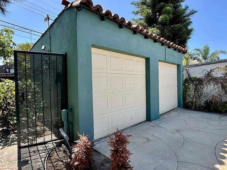 1518 S Genesee Ave — Photo 30