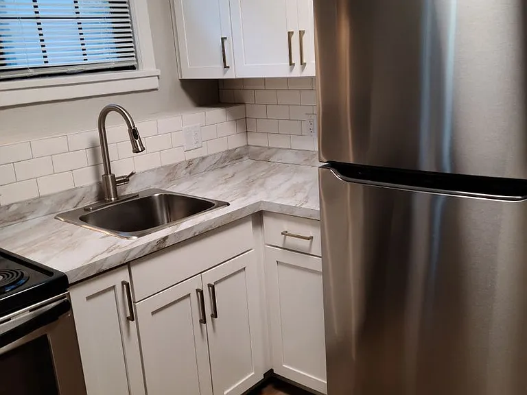 826 W Lakeside St — Photo 1
