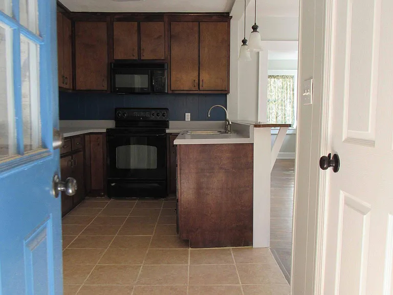 1401 Brown Ave — Photo 6