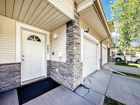 2nd image of 6621 N Pinecliff Grv NE