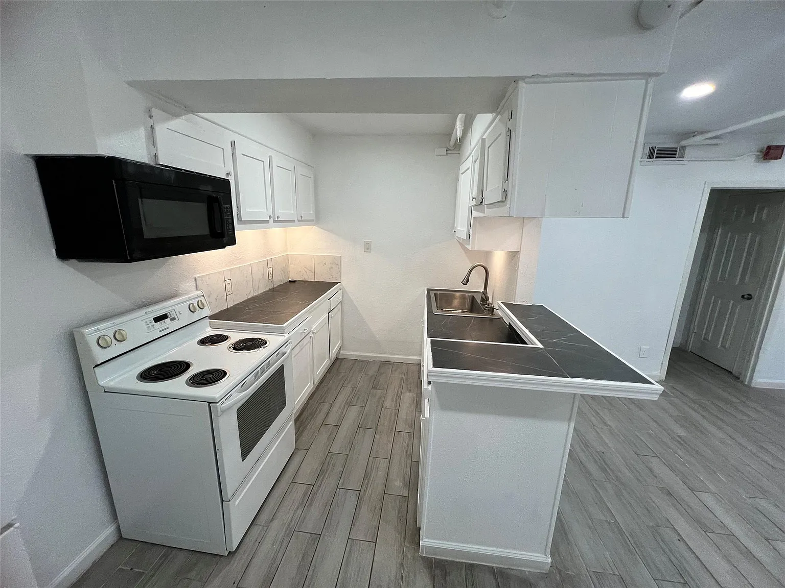 1 bed, 1.0 bath, 619 sqft, $1,100 — Photo 3