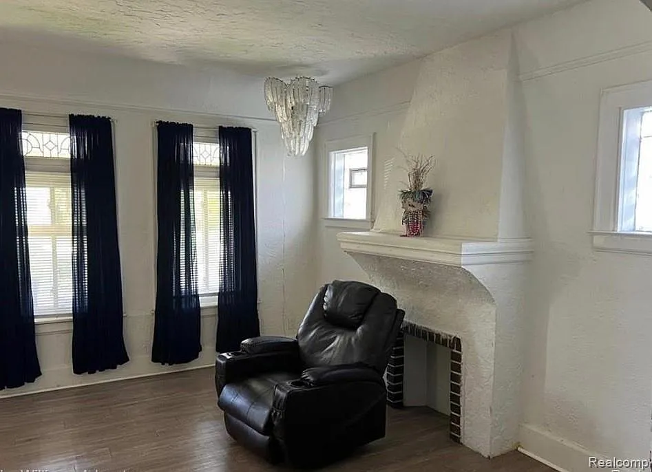 3 bed, 1.0 bath, 3100 sqft, $1,200 — Photo 3