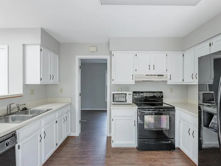 8915 Castle Point Dr — Photo 9