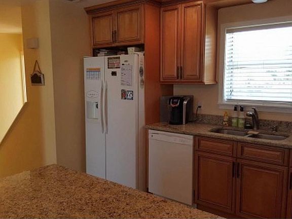 5th image of 2898 Hill St APT A
